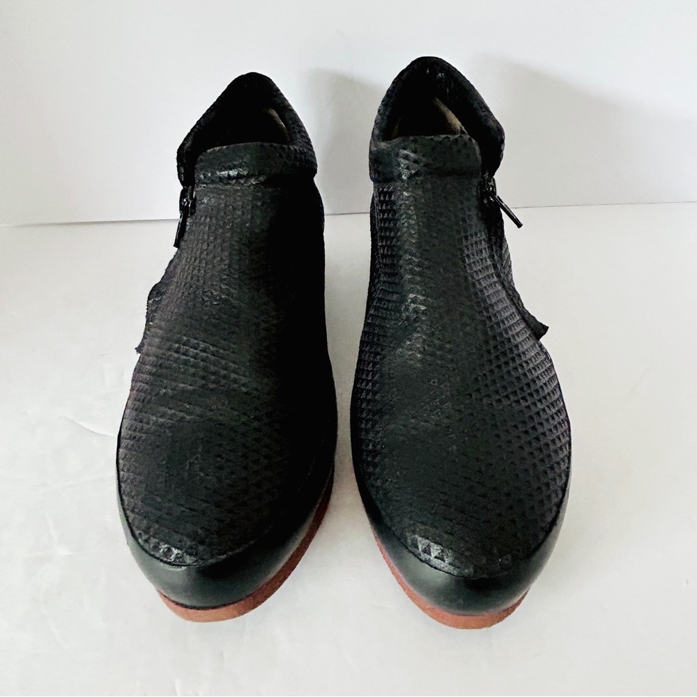 Shoe - Picture 4 of 10
